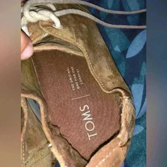 Toms shoe size 8M the material looks like suede it is a used shoe - Picture 4 of 8
